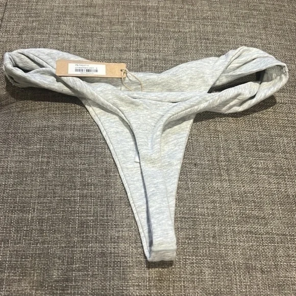 Skims Twist Thong - Picture 10 of 12